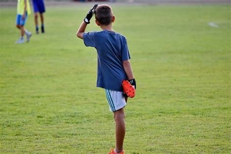 Imagem Gratuita Crian A Na Defensiva Jogador De Futebol Futebol