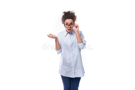 Exitosa Brunette Rily Joven Empleada De La Empresa Mujer Vestida Con Una Camisa Azul Claro Sobre