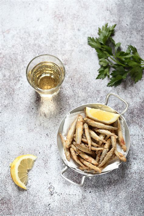 Friture de petits poissons comme en Italie Un déjeuner de soleil