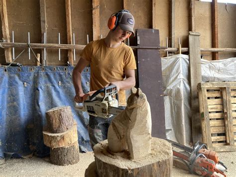 La Terrasse sur Dorlay Léo Grangier 19 ans sculpteur sur bois et