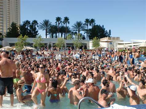 Big Pool Party At Wet Republic Vegas Pool Parties Pinterest Wet