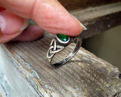 Vintage 925 Sterling Silver Celtic Knot Ring With Emerald Green