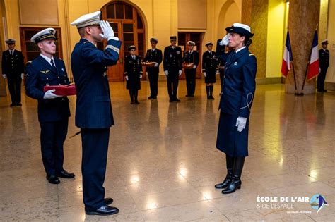 Les Officiers Sous Contrat Terminent Leur Formation Leae L Cole