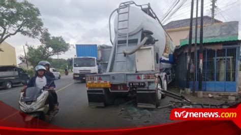 Diduga Sopir Mengantuk Truk Tangki Minyak Goreng Tabrak Tronton Dan