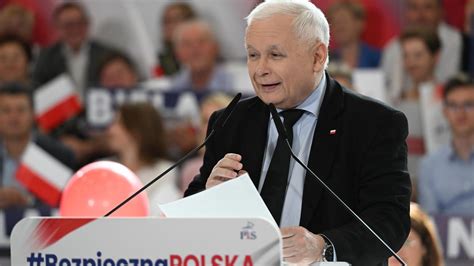 Kaczyński pokazuje pismo o przygotowaniu miejsc dla imigrantów Co to