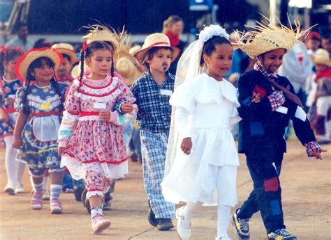 Vestido festa junina infantil 6 modelos para as crianças arrasarem no