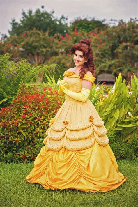 Pin by Harpreet Kaur on Đïšńèÿ Ďřéâm o Belle cosplay Disney