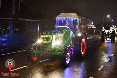 De Twentse Rakkers Rijden Met Verlichte Oldtimer Trekkers Door