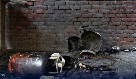 صادق آباد میں کباڑیے کے گھر میں گیس سلنڈر دھماکا، میاں بیوی اور بچہ جاں ...