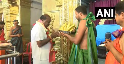 Karnataka Election Results Jds Leader Kumaraswamy Offers Prayer