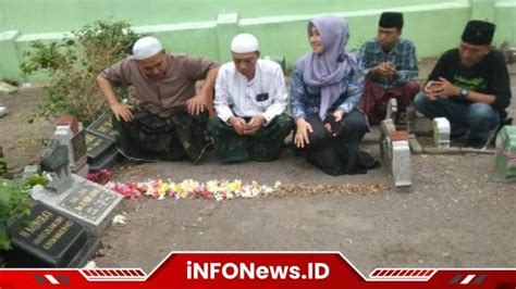 Daftar Calon DPD RI Ning Lia Awali Ziarah Makam Ayahanda