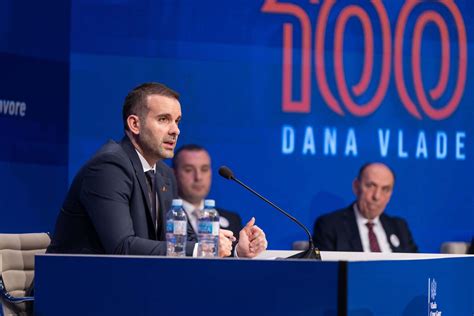 Izlaganje Premijera Milojka Spaji A Na Konferenciji Za Medije Povodom