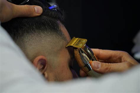 how to use a straight razor 4