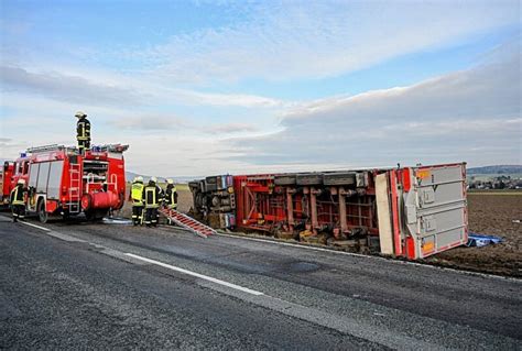 Unfall Bei Ebersbach Lkw Kippt Um Und Verliert Getreideladung