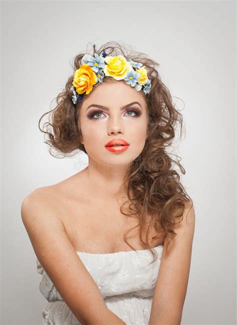 Ritratto Di Bella Ragazza In Studio Con Le Rose Gialle Nei Suoi Capelli E Spalle Nude Giovane