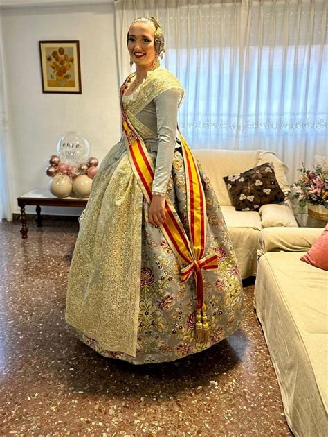 Crida Valencia Los Trajes De Las Falleras Mayores Laura Meng Y