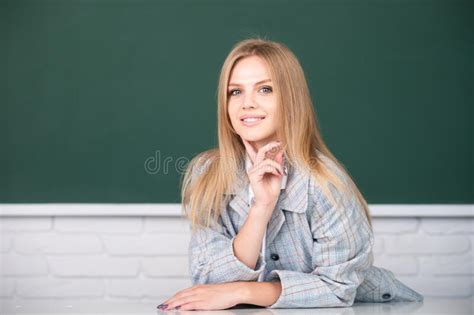 Retrato De Una Joven Estudiante Universitaria Sonriente Que Estudia En