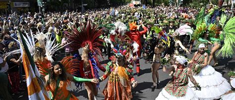 Karneval Der Kulturen Zieht Durch Kreuzberg Man Merkt Dass Berlin