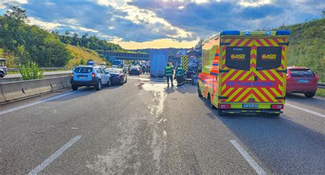 Unfall Auf Der A Bei Pforzheim Drei Verletzte Und Langer Stau