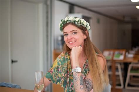 Femme Souriante Blonde Avec Couronne De Mariée Célibataire Photo Premium