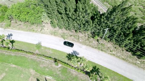 V Deo Premium Toma A Rea De Un Coche Negro Que Circula Por Una