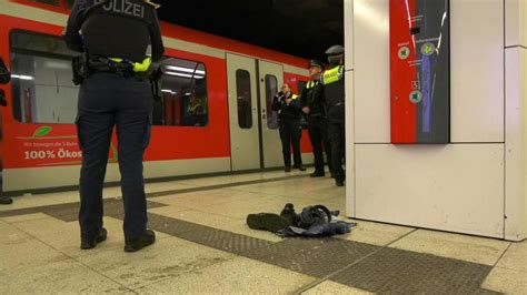 Mann Von S Bahn In Hamburg Erfasst Frau Schießt Fotos Shz