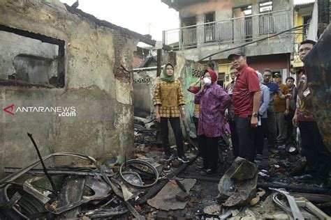 Risma Bantu Renovasi Rumah Warga Kebakaran Margorukun Surabaya ANTARA