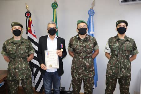 Prefeito recebe Medalha de Mérito do Tiro de Guerra Tribuna de Ituverava