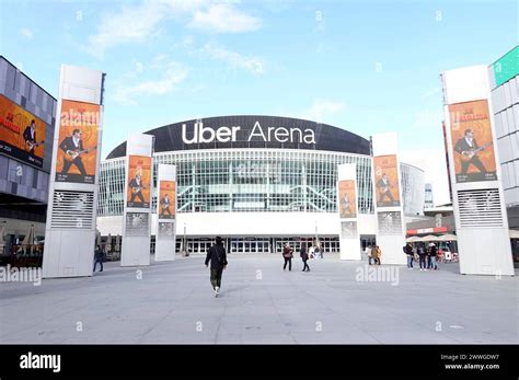 Neuer Schriftzug Nach Der Umbenennung Der Mercedes Benz Arena In Uber