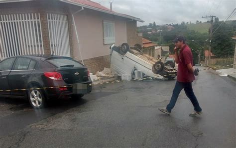 Irmãos ficam feridos após serem atingidos na calçada por carro em Pouso