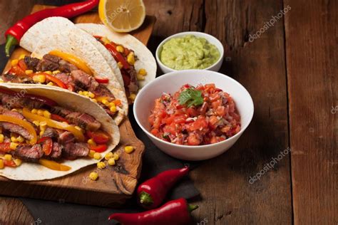 Tres tacos mexicanos con carne de res de mármol Angus negro y verduras