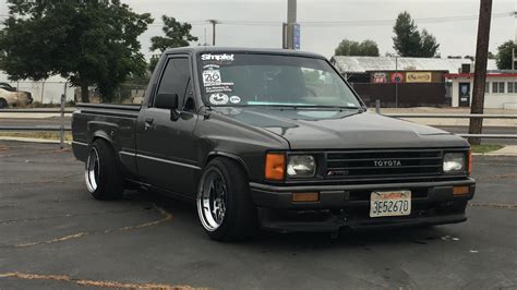 Slammed 87 Toyota Pickup