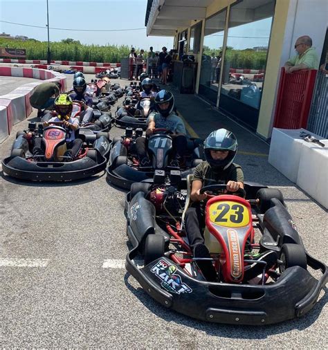 Sicurezza Sulle Strade Lezioni Di Guida Con I Go Kart Studenti Del