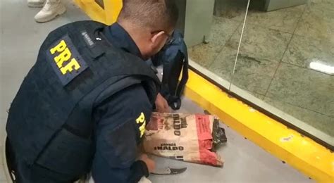 Passageira de ônibus é presa mais de 4 kg de crack em Piraí