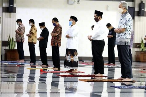 Foto Pertama Kali Jumatan Selama Pandemi Ganjar Umat Sudah Rindu