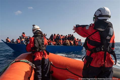 Hundreds Of Migrants Allowed To Disembark In Sicily Blockade Of Sea