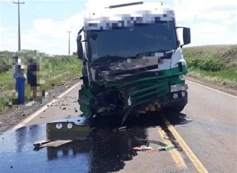 Acidente De Tr Nsito Homem Morre Ap S Colis O Frontal Entre Carro E