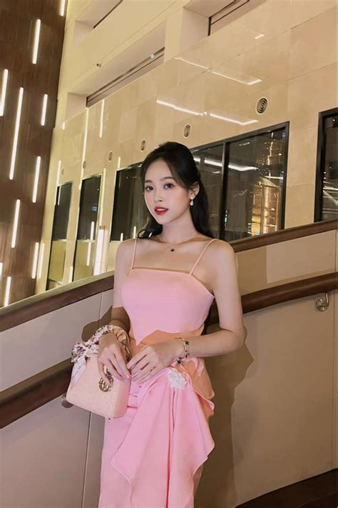 Nhan sắc xinh đẹp của hot girl sinh năm gây sốt tại lễ tốt nghiệp Báo Dân trí