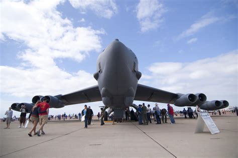 Free Stock Photo 2418-boeing B-52 Stratofortress front | freeimageslive