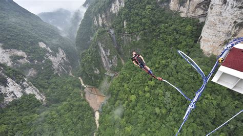 In video: Thrilling bungee jumping from glass-bottom bridge in Central China | Vietnam Times