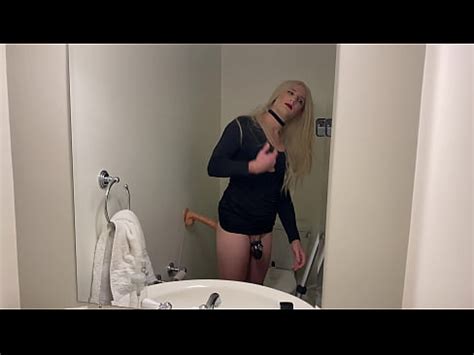 Travesti baisé dans une cage de chasteté XVIDEOS