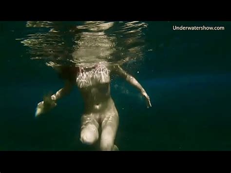 Hot Babe Swims In The Sea Like A Mermaid XVIDEOS