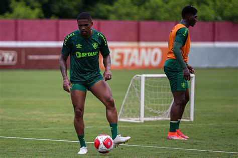 Douglas Costa é regularizado e pode estrear pelo Fluminense contra o