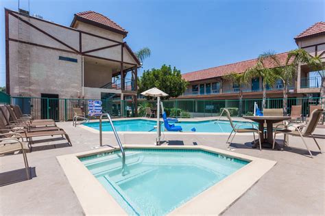 Howard Johnson by Wyndham Norco | Norco, CA Hotels