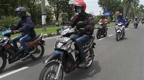 Gambar Orang Naik Motor 55 Koleksi Gambar