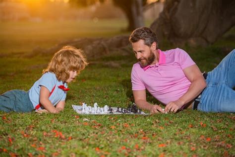 Père Et Fils Jouant Aux échecs Passer Du Temps Ensemble Dans Le Parc