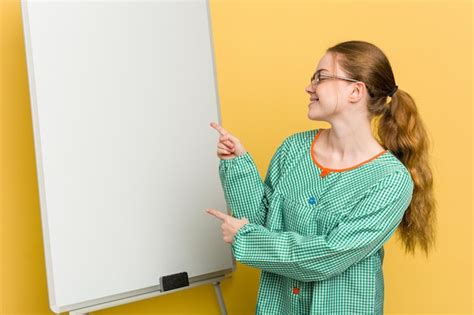 Joven profesora de educación infantil caucásica explicando en la