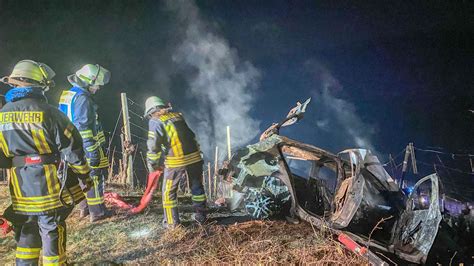 Flammen Inferno in Weinberg in BaWü Autofahrer rettet sich in letzter