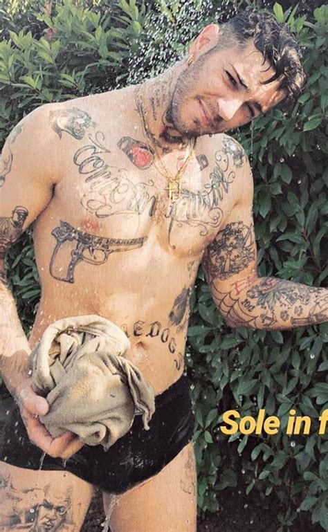 Emis Killa Superdotato Ecco Le Sue Foto In Mutande Bitchyx