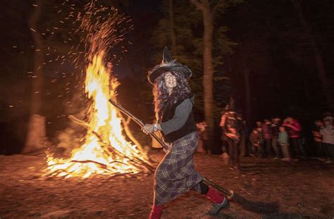 Besenbrennen Hexenfeuer Lodernde Flammen Begr En Den Fr Hling